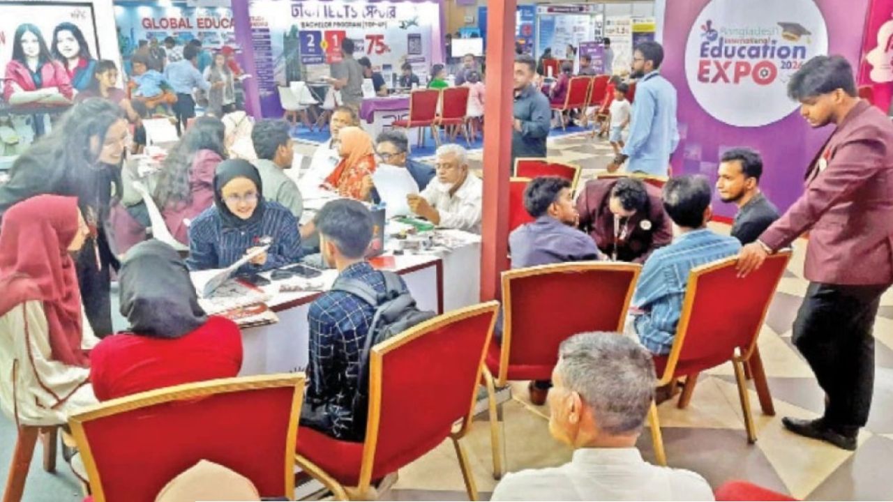  আইসিসিবির আধুনিক প্রাঙ্গণে শিক্ষামেলা: উপচে পড়া ভিড়