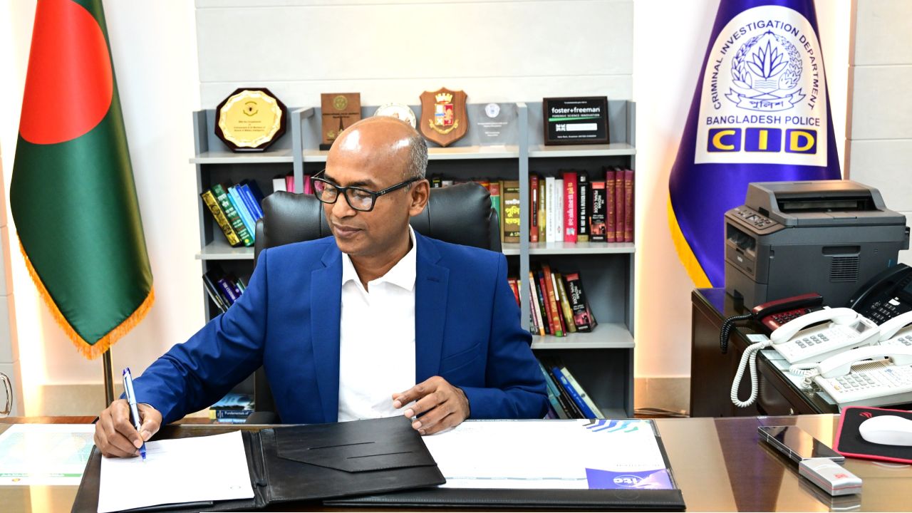 সিআইডির নতুন প্রধান হিসেবে দায়িত্ব নিলেন অতিরিক্ত আইজিপি ব্যারিস্টার মোশাররফ হোছাইন