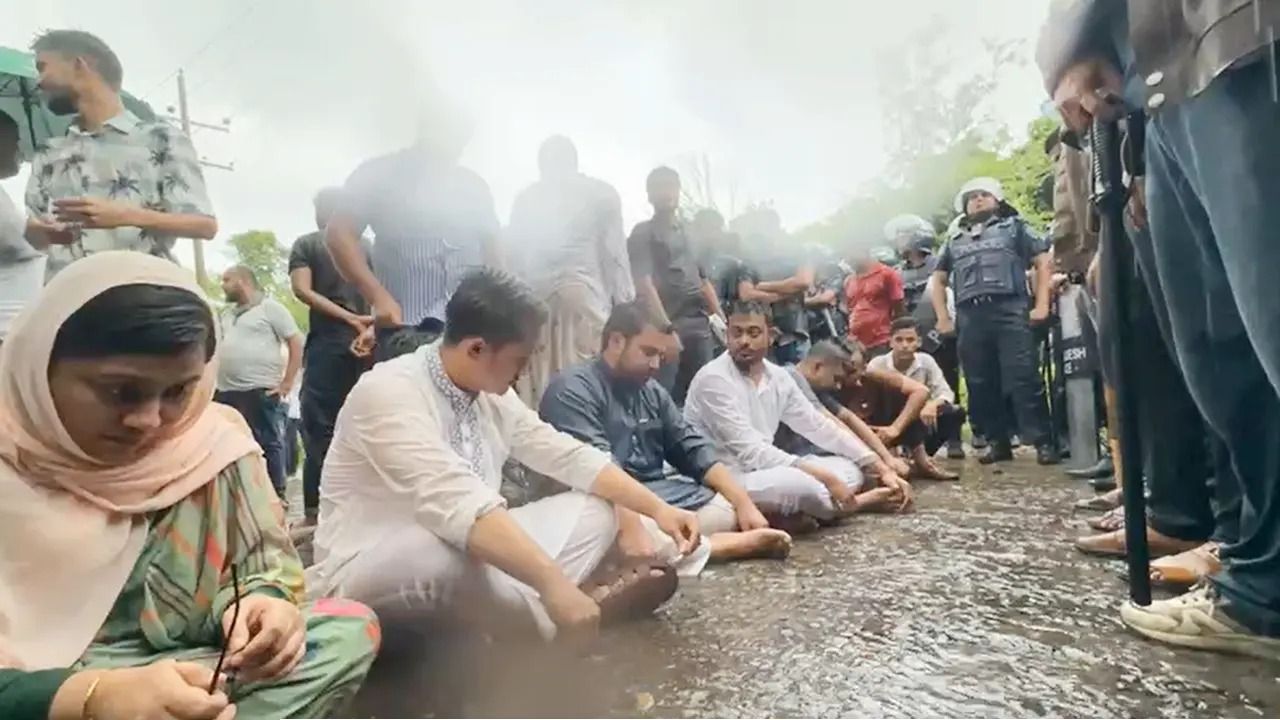 বৃষ্টি উপেক্ষা করে রশিদপুরে এনসিপির অবস্থান, পুলিশের বাধা পেরিয়ে অগ্রসর