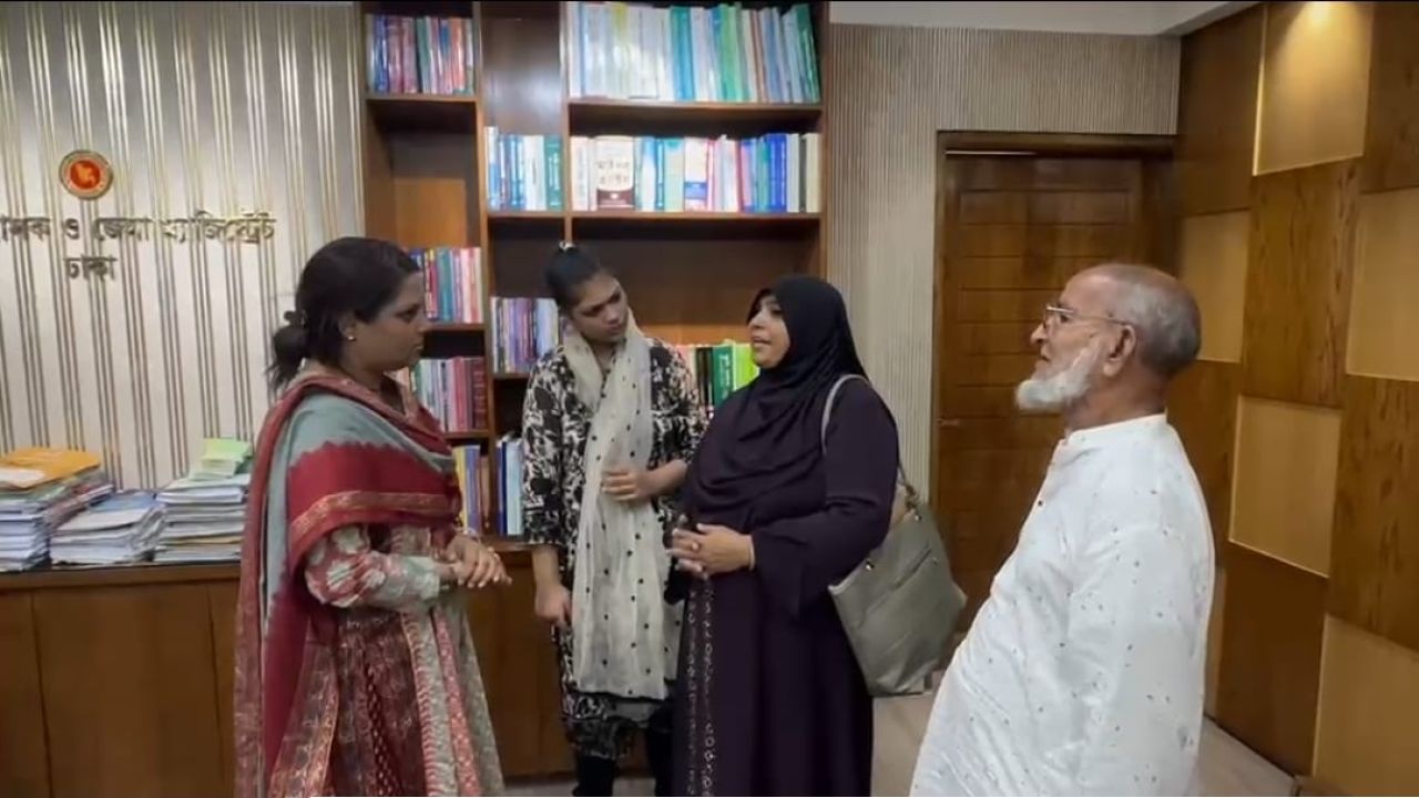প্রতিবন্ধী মারিয়ার মুখে হাসি ফুটালেন ডিসি ফরিদা