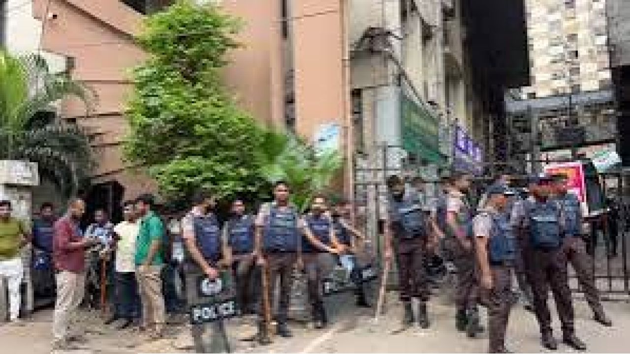 ঢাকা কলেজকে কেন্দ্র করে ছাত্রদল-শিবির সংঘর্ষ, পুলিশ মোতায়েন