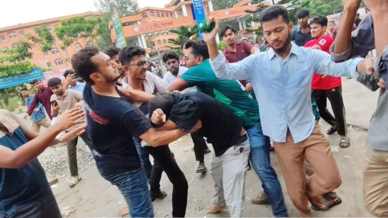 বরিশাল বিশ্ববিদ্যালয়ে ছাত্রদল-শিবির সংঘর্ষ, আহত ১০