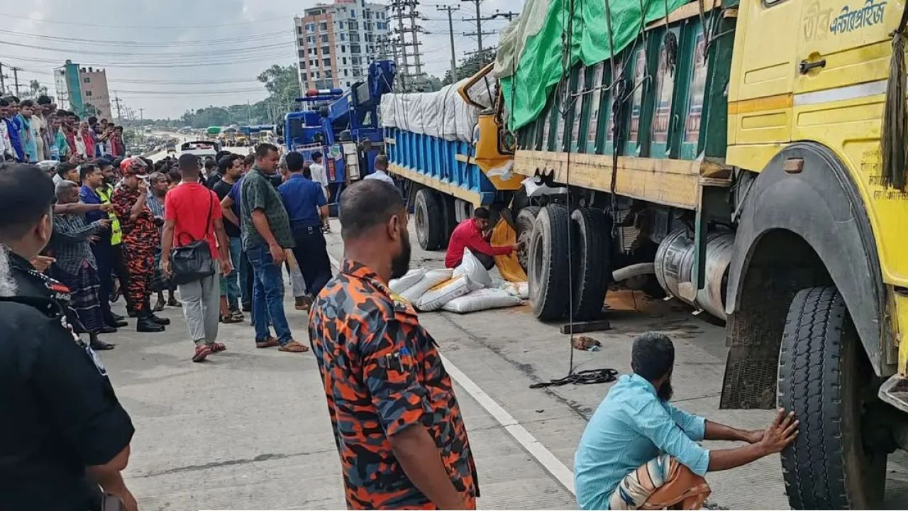 বগুড়ায় দুই ট্রাকের সংঘর্ষে বাবা-ছেলেসহ নিহত ৩