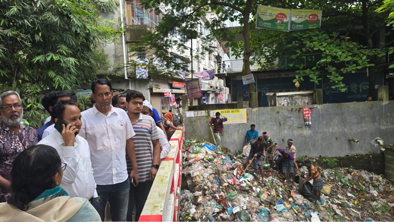 হ্যালো ডিসিতে অভিযোগ, মুহূর্তেই কেরানীগঞ্জের পরিষ্কার ময়লার ভাগাড়