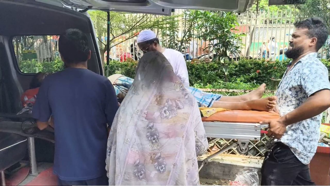 স্ট্রেচারে করে আত্মসমর্পণ করতে আদালতে আনা হলো ব্যাংকের সাবেক কর্মকর্তাকে 