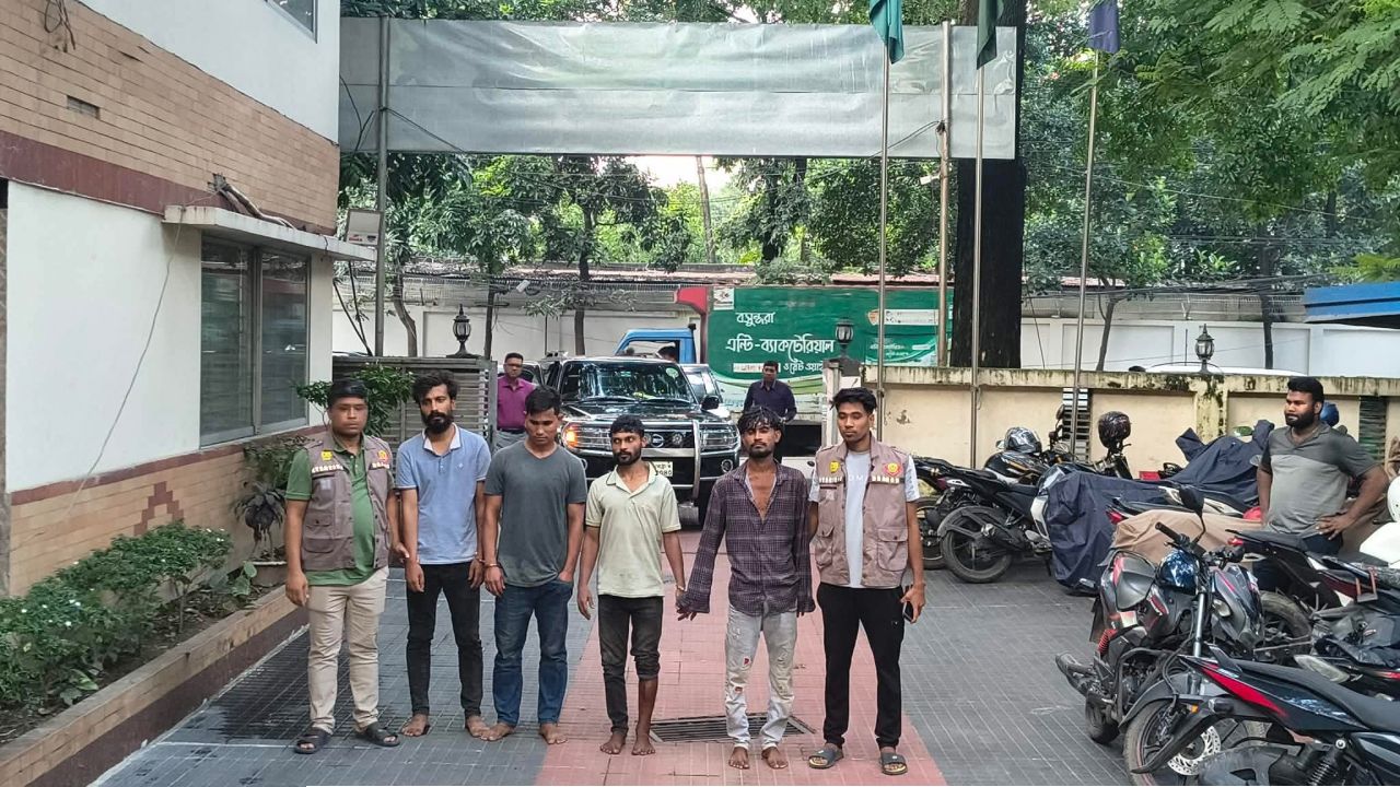 মহাখালীতে আ. লীগের ঝটিকা মিছিলে ককটেল বিস্ফোরণ, গ্রেপ্তার ৪