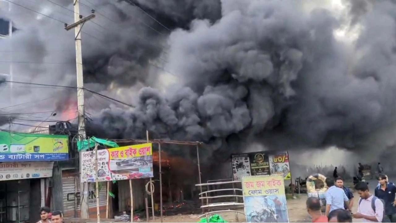 রঙের কৌটা কাটতে গিয়ে কেমিক্যাল গোডাউনে আগুন
