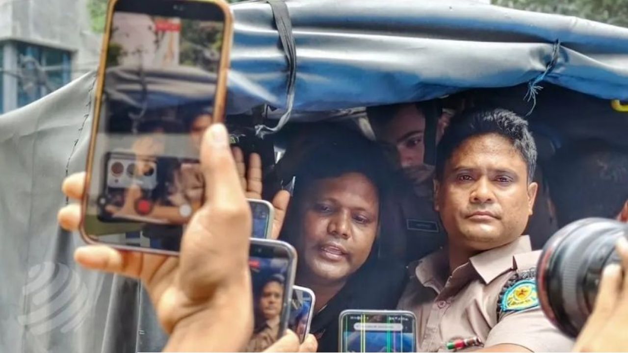 ধানমন্ডি ৩২ নম্বরে শ্রদ্ধা জানাতে গিয়ে আটক যুবক