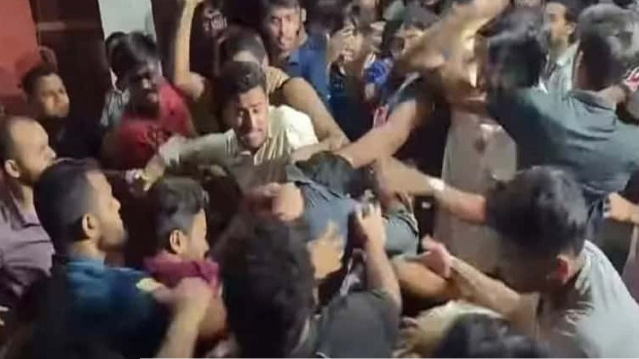 ঢাকা বিশ্ববিদ্যালয়ে হল প্রভোস্টকে উদ্ধারকে কেন্দ্র করে ছাত্রদল-শিবিরের সংঘর্ষ