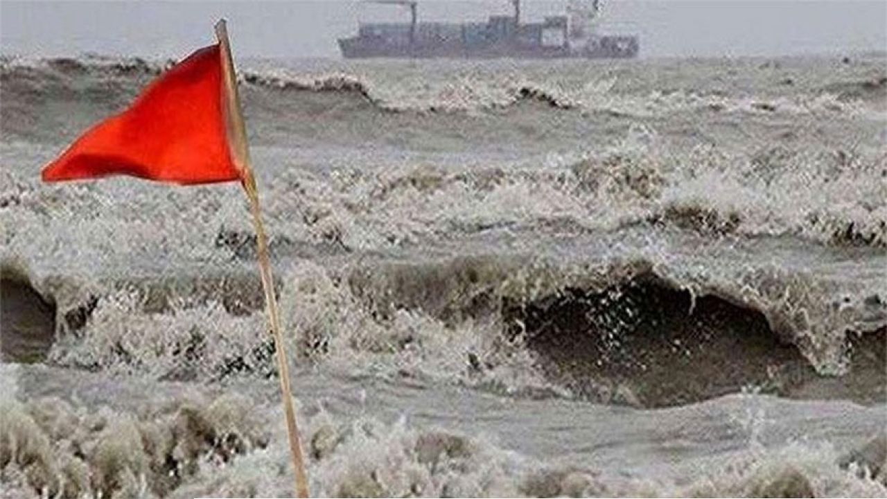 নিম্নচাপের প্রভাবে ৪ বিভাগে ভারি বৃষ্টি, সমুদ্রবন্দরে ৪ নম্বর সংকেত