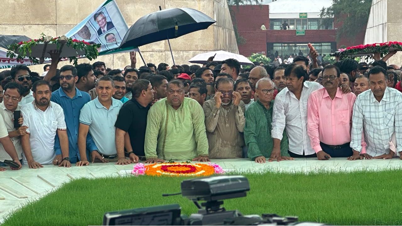 জিয়ার মাজারে বিএনপির নবনির্বাচিত ৪ স্থায়ী কমিটির সদস্যের শ্রদ্ধা