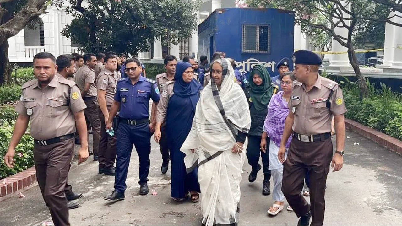 অশ্রুসিক্ত চোখে স্বামীকে শেষ বিদায় জানালেন দীপু মনি