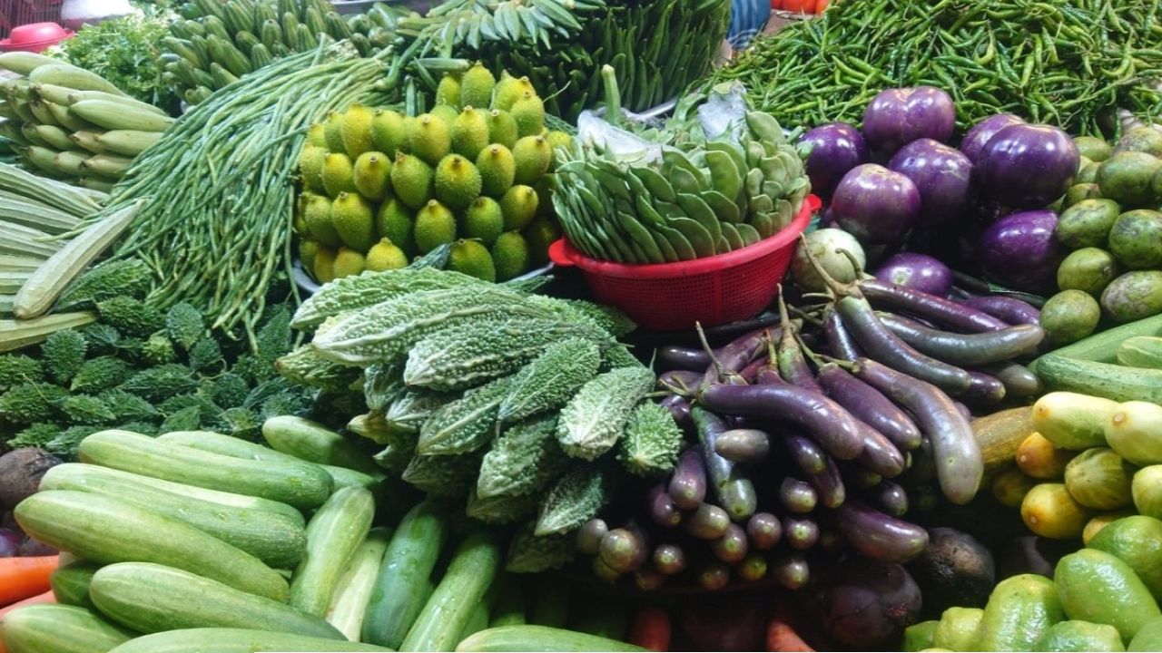 নিত্যপণ্যে অস্বস্তি, কমছে কাঁচা সবজির দাম
