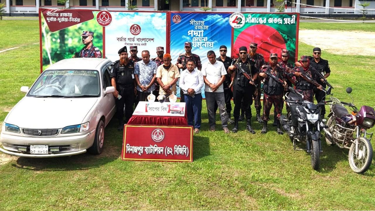 দিনাজপুরে ৩৮ কোটি ৫৭ লাখ টাকার সাপের বিষ উদ্ধার, আটক ৪ জন