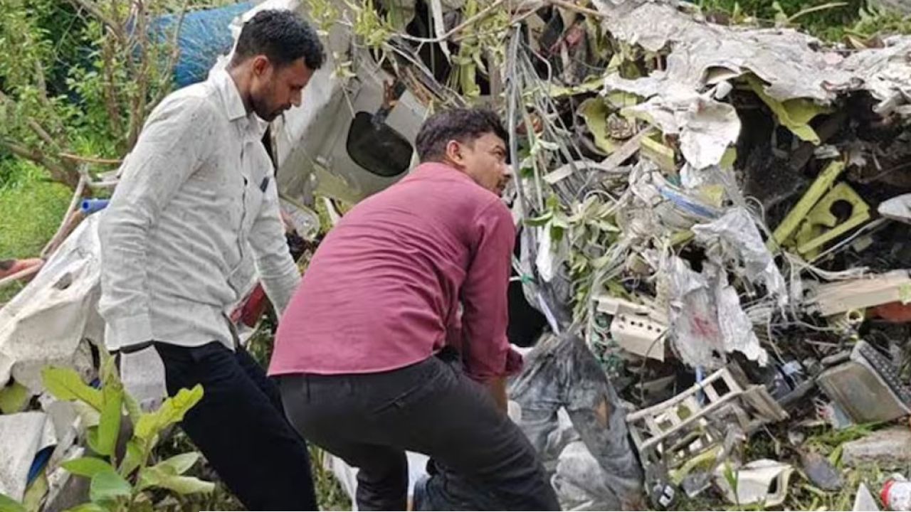 ভারতে ভয়াবহ দুর্ঘটনা: প্রশিক্ষণ বিমানেই শেষ হলো ২ পাইলটের জীবন