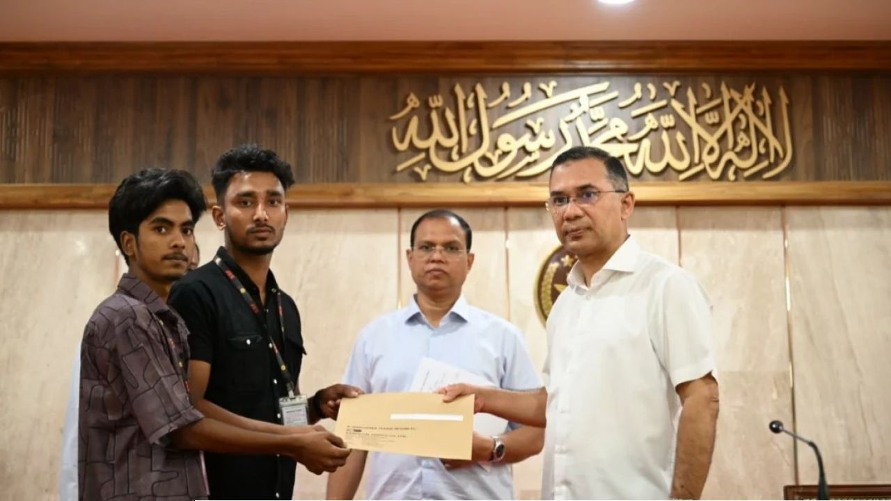 জুলাই শহীদ পরিবারের ৭৪ জনের কর্মসংস্থান, নিয়োগপত্র দিলেন প্রধানমন্ত্রী