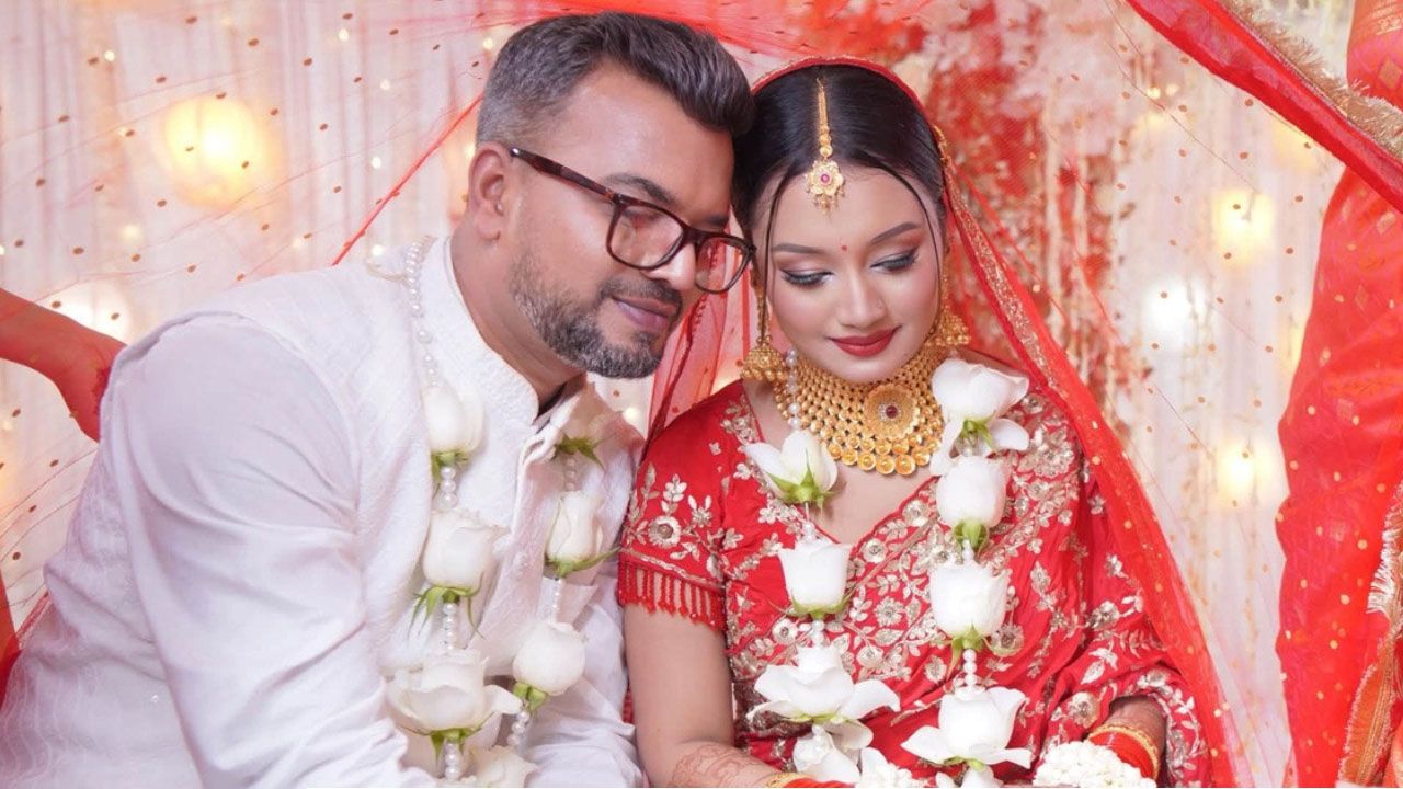 লাল শাড়িতে নববধূ ইসরাত পায়েল, স্বামীর পরিচয় জানলে চমকে যাবেন!