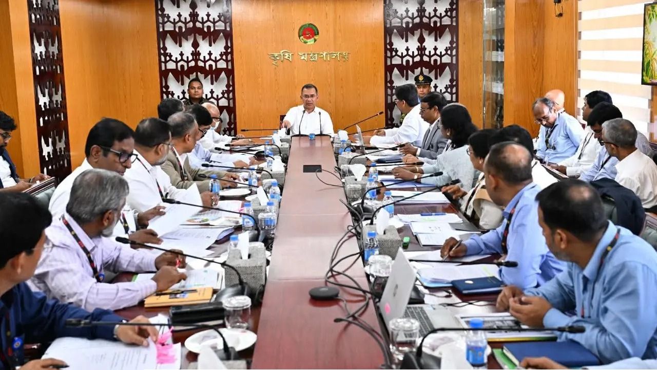 কৃষি মন্ত্রণালয়ে প্রধানমন্ত্রীর ব্যতিক্রমী সিদ্ধান্ত, লিফট ছেড়ে উঠলেন সিঁড়িতে