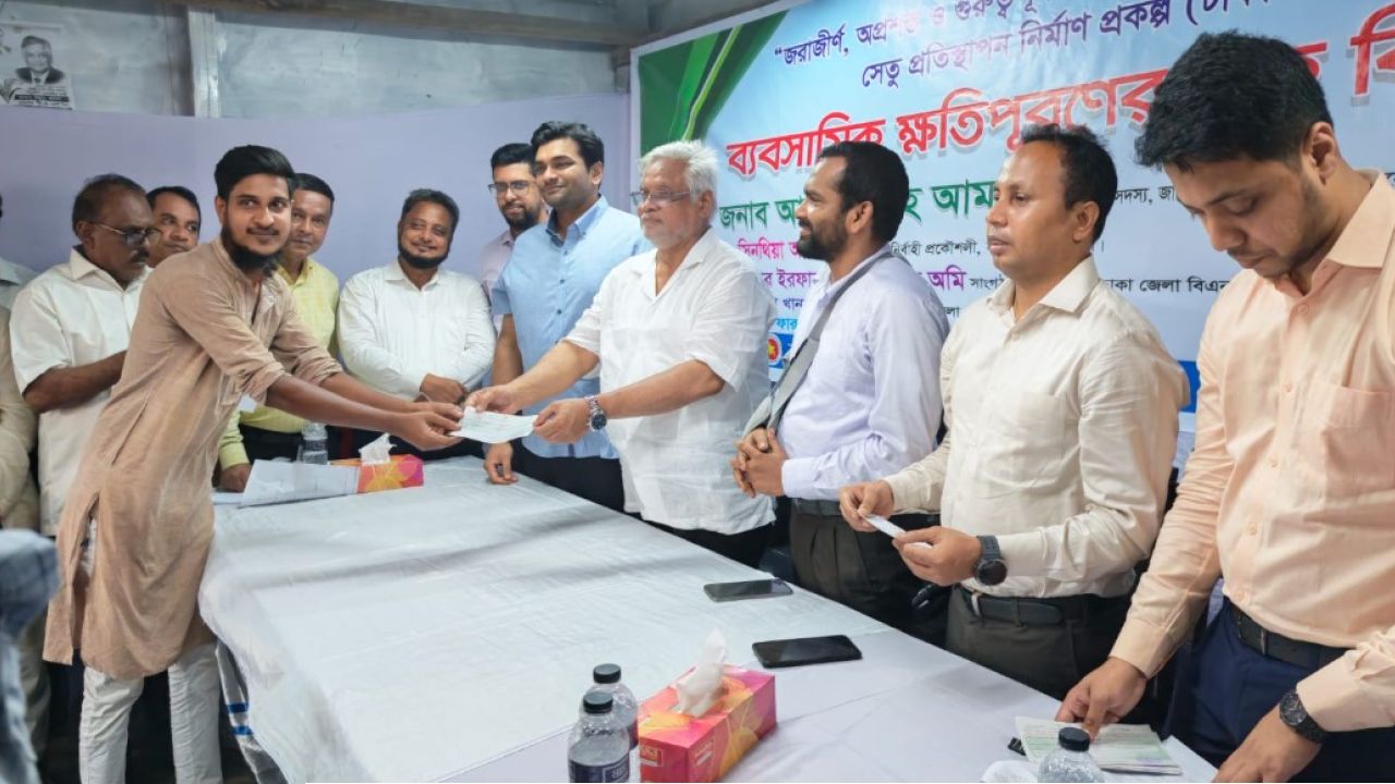 ভূমি অধিগ্রহণের ক্ষতিপূরণে দ্রুত সেবা, ২৮ চেক হস্তান্তর