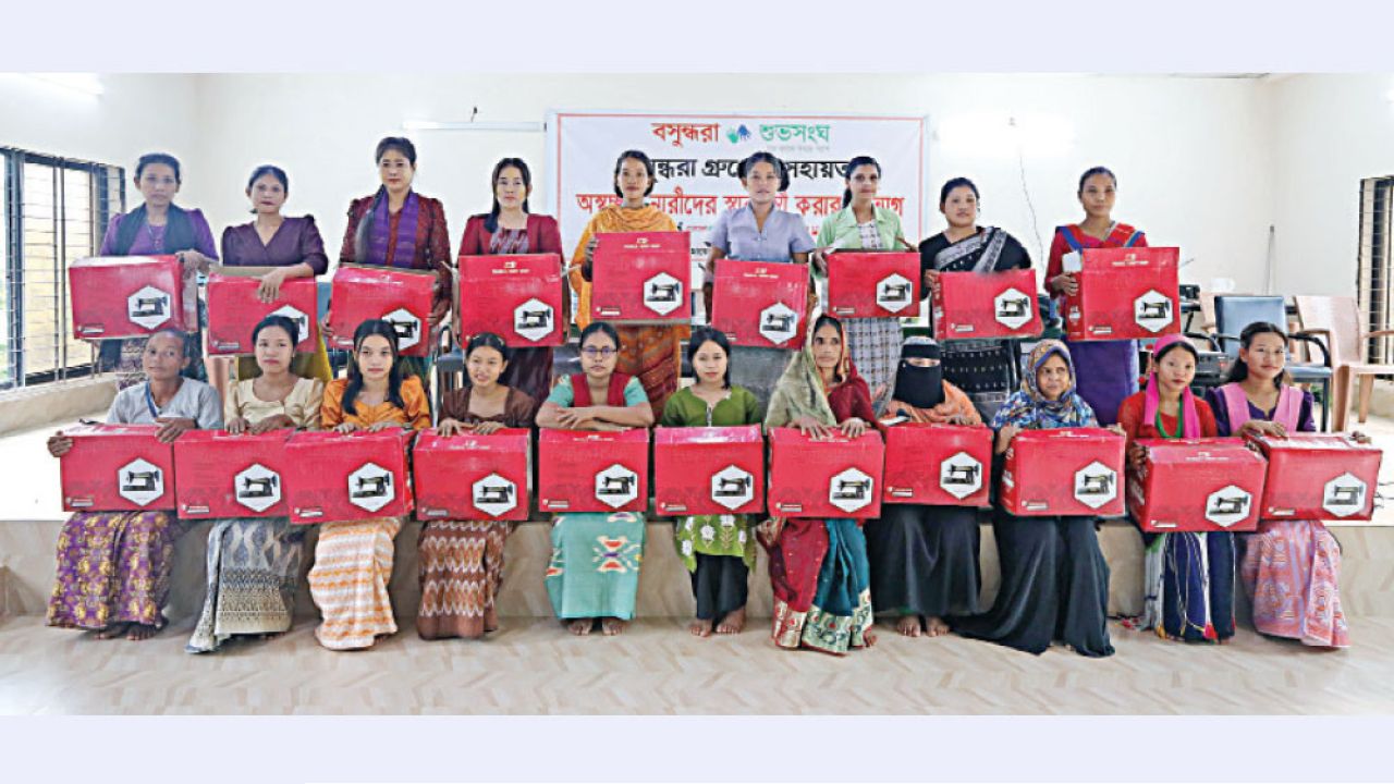 বান্দরবানের ১০০ নারী পেলেন সেলাই মেশিন, খুলল স্বাবলম্বিতার দুয়ার