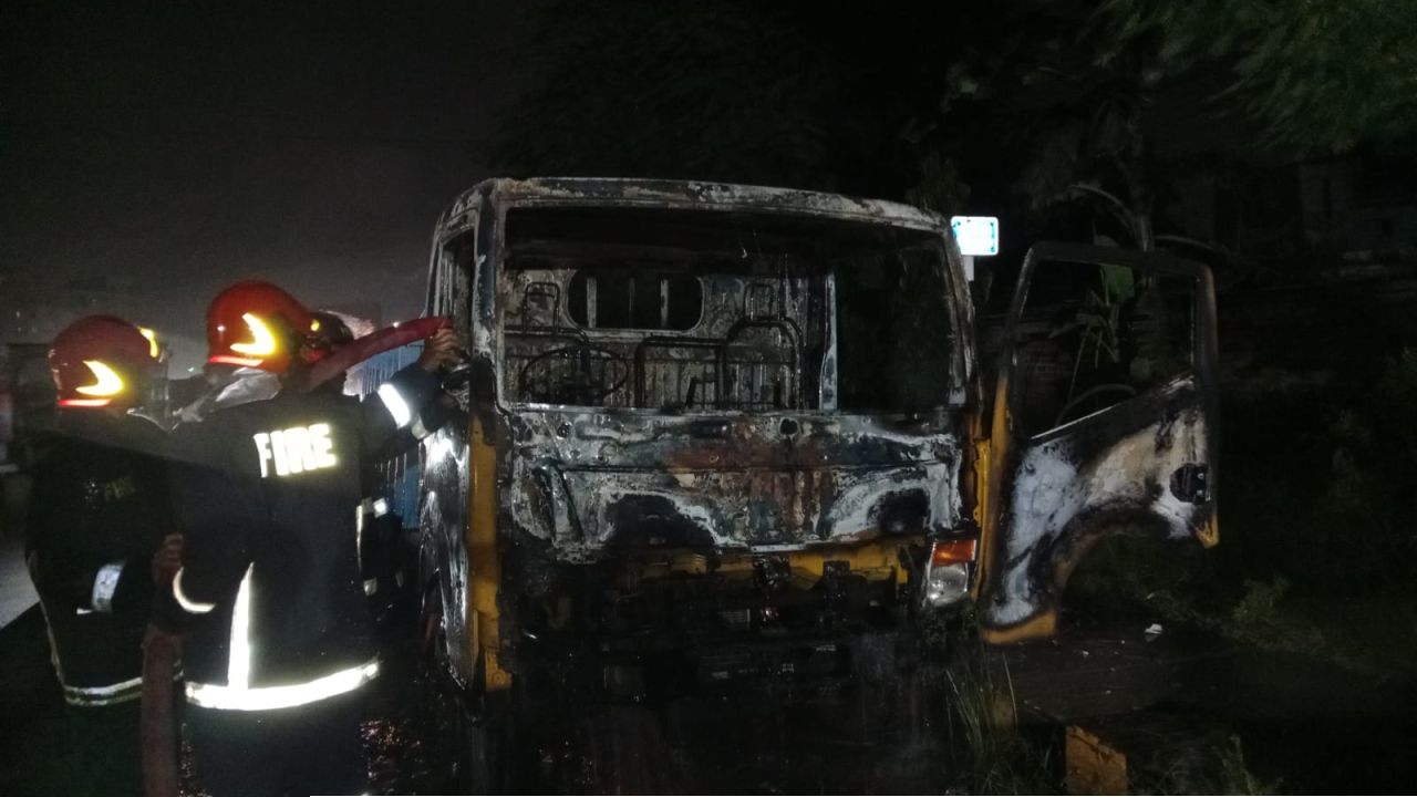দক্ষিণ কেরানীগঞ্জ থানার সামনে জব্দ ট্রাকে আগুন