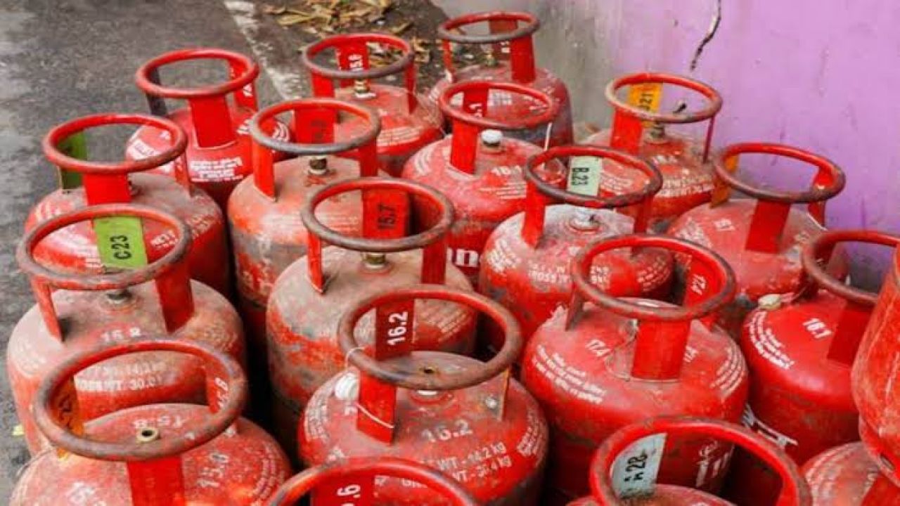 রান্নার গ্যাসের দামেই এবার বড় ধাক্কা, এক লাফে ২৫২ টাকা বাড়ল