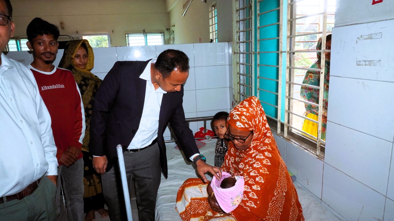 পরিত্যক্ত নবজাতক কন্যার দায়িত্ব নিলেন কেরানীগঞ্জের ইউএনও
