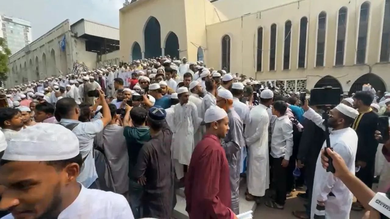 বায়তুল মোকাররমে খতিব ইস্যুতে মুখোমুখি অবস্থান, স্লোগানে উত্তপ্ত উত্তর গেট