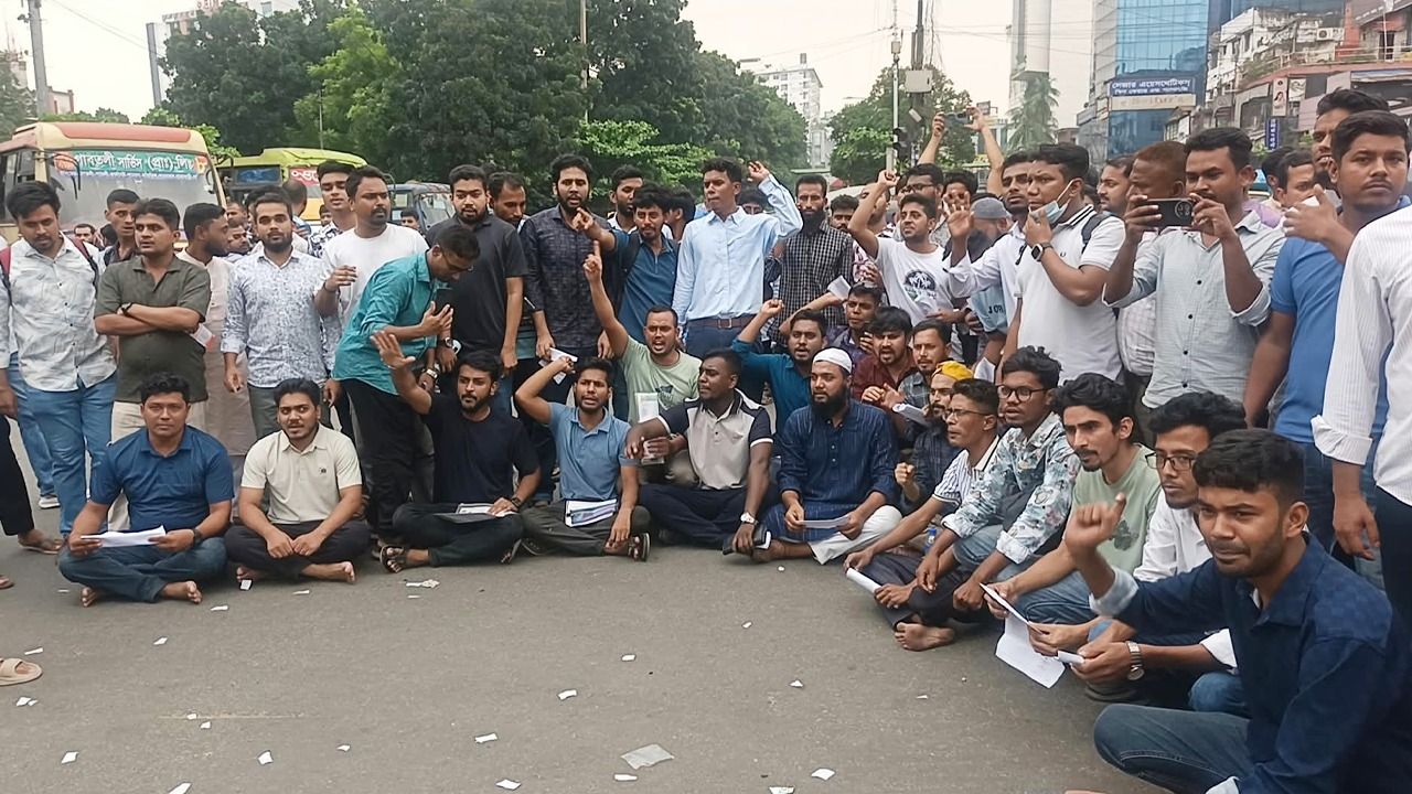 তিন লাখ প্রার্থীর নিয়োগ পরীক্ষা স্থগিত, রাজধানীর বিভিন্ন সড়কে বিক্ষোভ
