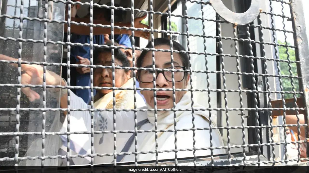 দিল্লিতে ধর্নায় বসে আটক মমতা, সঙ্গে তৃণমূলের একাধিক নেতা