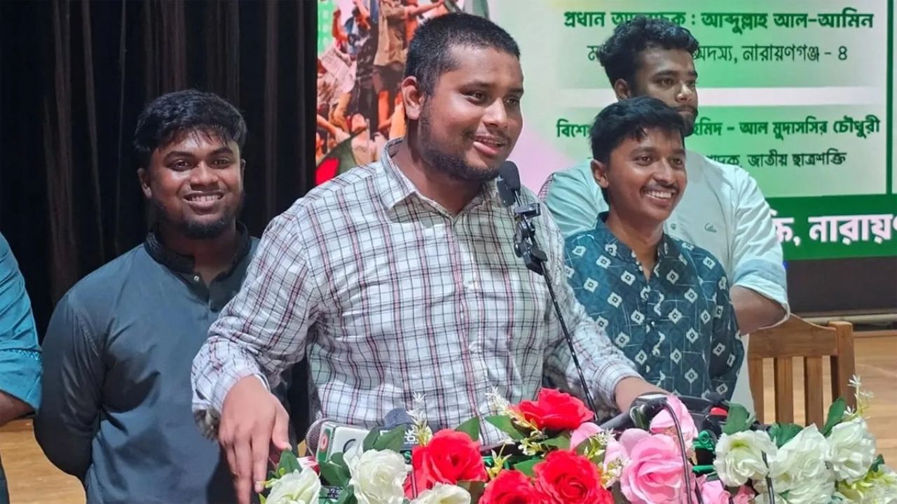 এমপির স্ত্রীও বিধবা কার্ড নেবেন, কোন প্রসঙ্গে এমন মন্তব্য হাসনাতের?