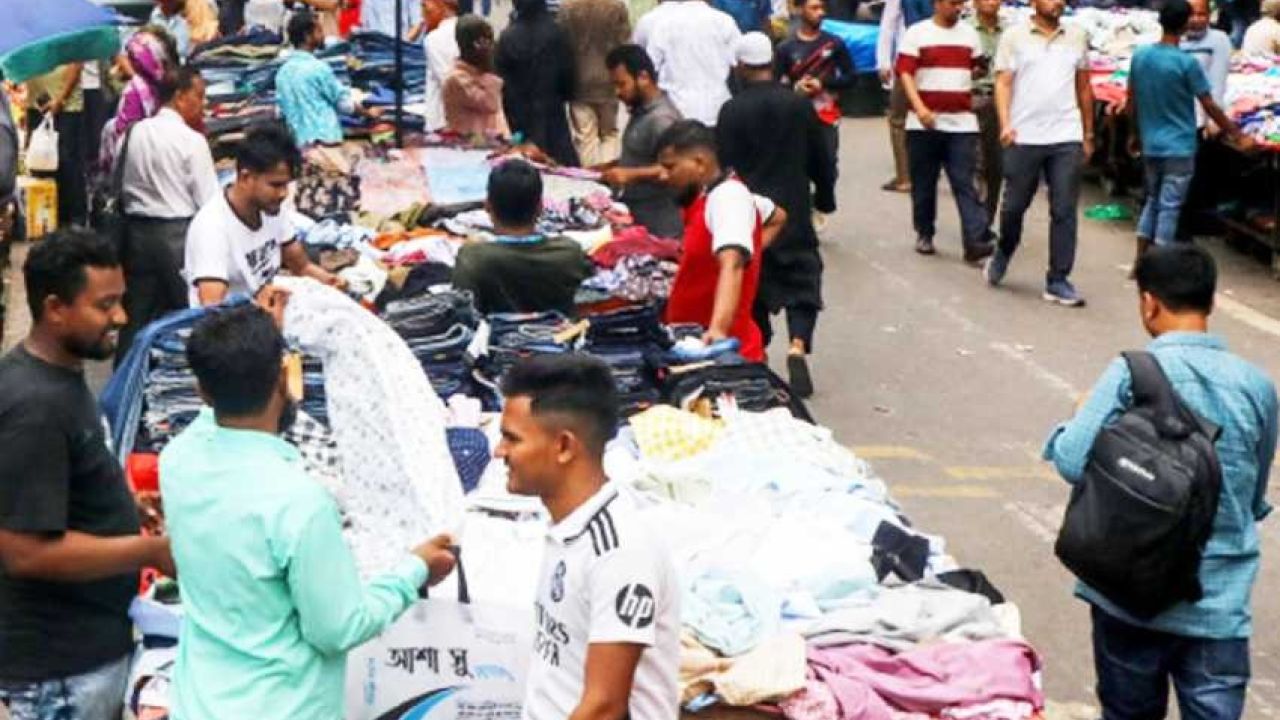 ১০০ ফুট সড়কের ৯০ ফুটই বেদখল, চলাচলে চরম ভোগান্তি