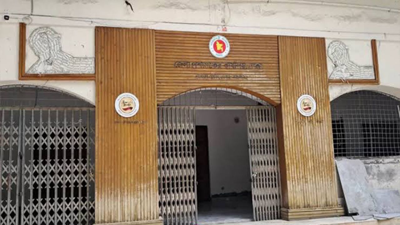 দুর্গাপূজায় ঢাকা জেলা প্রশাসনের কন্ট্রোল রুম চালু