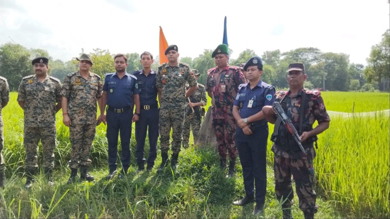 আটকের এক দিন পর দেশে ফিরলেন দুই পুলিশ সদস্য