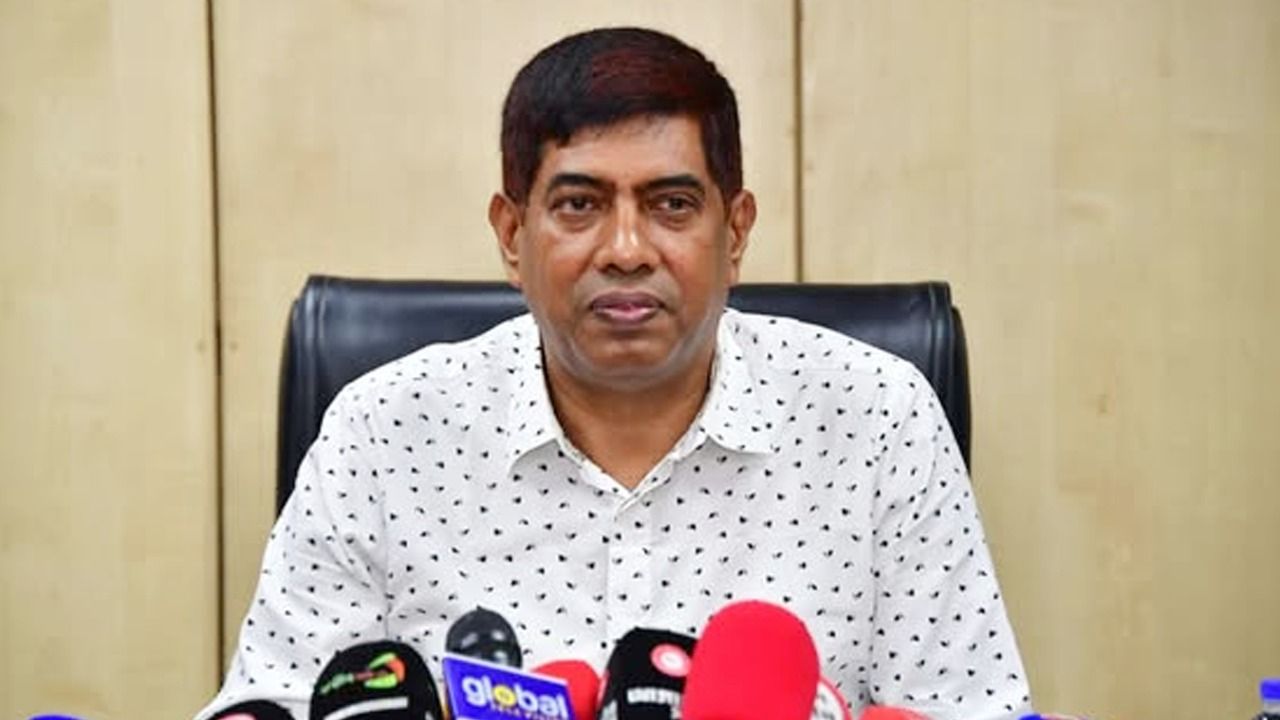 মাদকবিরোধী অভিযানে অস্ত্র হাতে প্রতিমন্ত্রী, পুলিশের তদন্ত শুরু