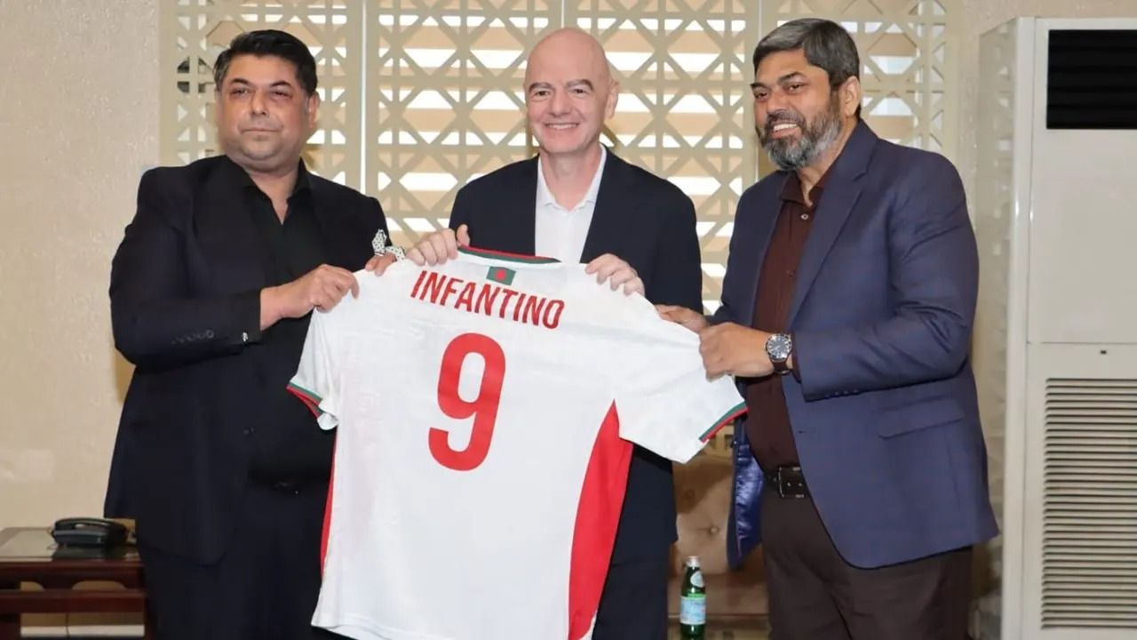 ৭২ ঘণ্টায় দুবার ঢাকায় ফিফা সভাপতি, বাংলাদেশের ফুটবল নিয়ে কী বার্তা দিলেন?