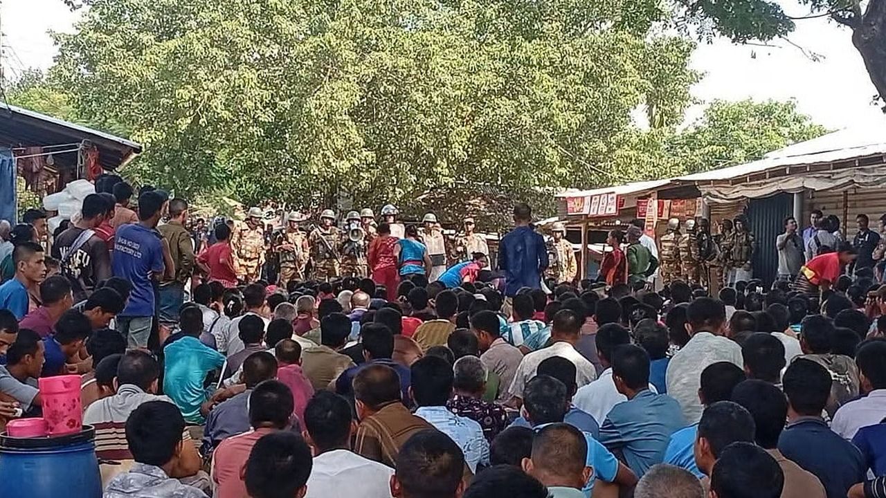 সাজেকে পর্যটকবাহী গাড়িবহর ছাড়ার পর গোলাগুলি, আটকা কয়েক হাজার পর্যটক