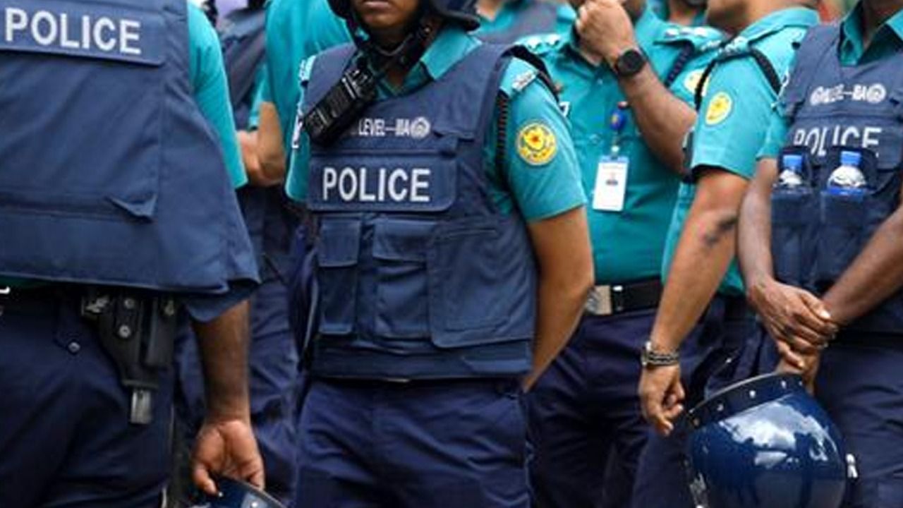 বাসা থেকে নারীর মরদেহ উদ্ধার, থানায় স্বামী ও দুই ছেলে