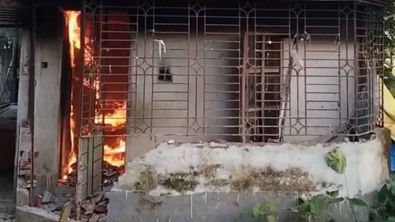 ছাত্রীকে ধর্ষণচেষ্টার অভিযোগে শিক্ষক আটক, মাদ্রাসায় ভাঙচুর-আগুন