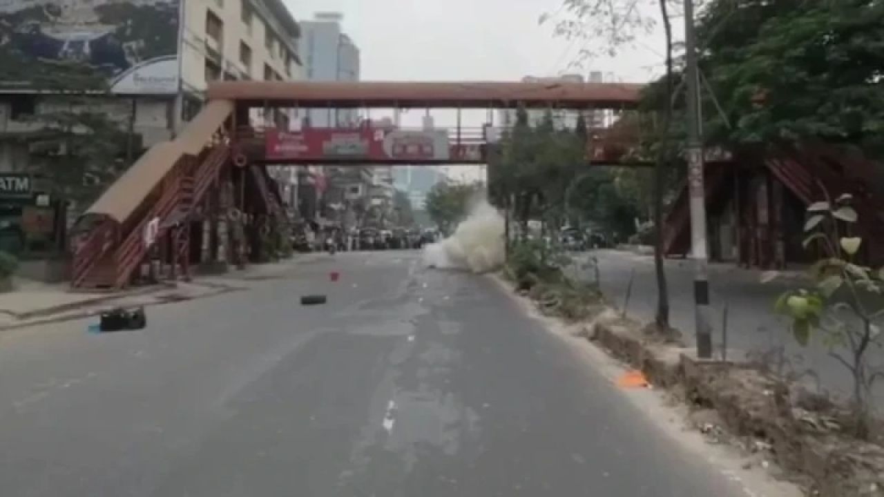 ট্রাইব্যুনালের বিচারকের বাসার সামনেট্রাইব্যুনালের বিচারকে, আটক ৪