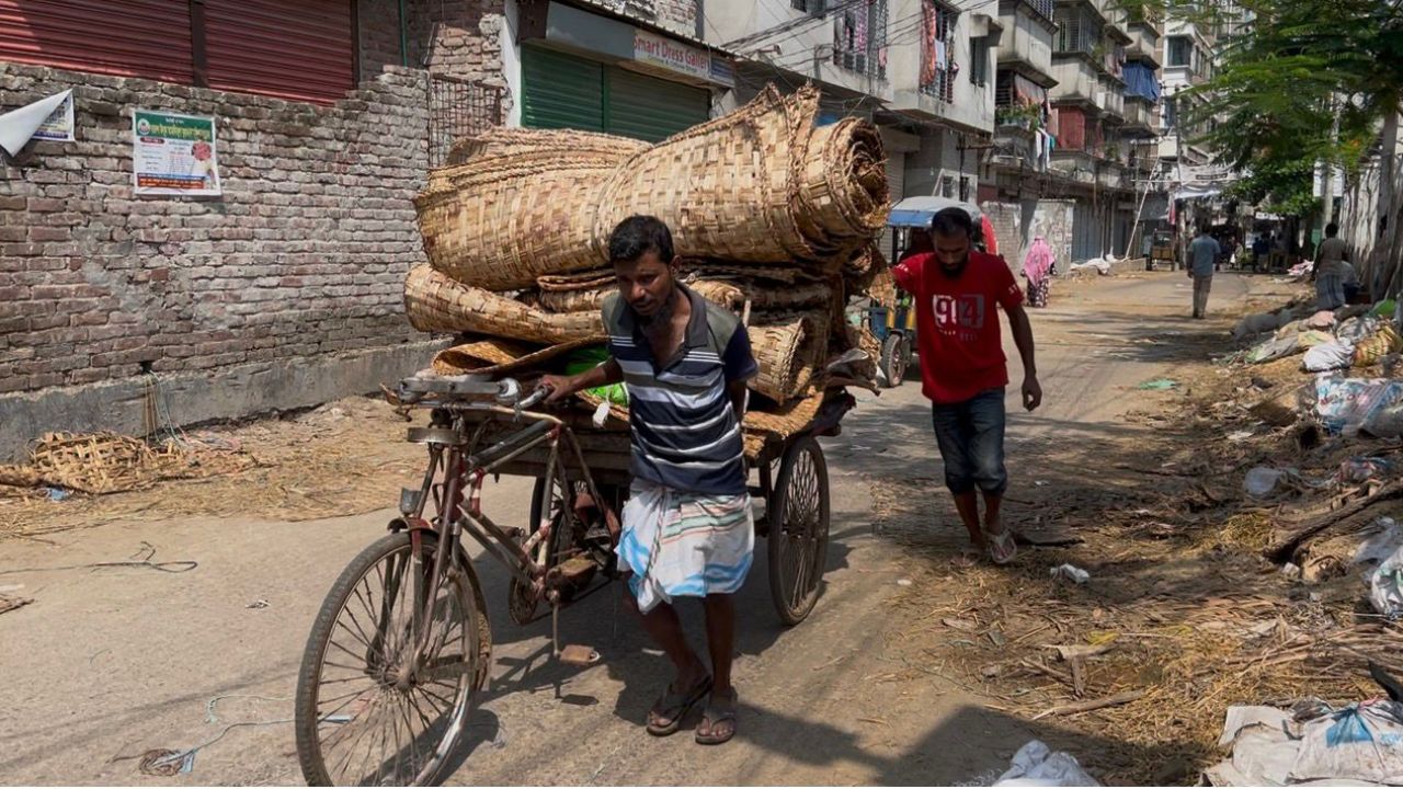 ঢাকার কণ্ঠে সংবাদ প্রকাশের পরই নড়েচড়ে বসল কেরানীগঞ্জের হাট ইজারাদাররা